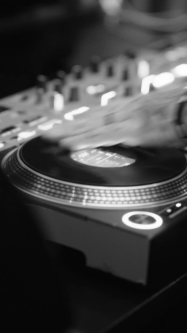 Super Bowl Party Recap at Grand Casino Luzern🎬🏈

Lights. Crowd. Energy. ✨

Creative Producer: @i.tila 
Postproduction: @story_of_wesky 
D.O.P: @nevzfilms